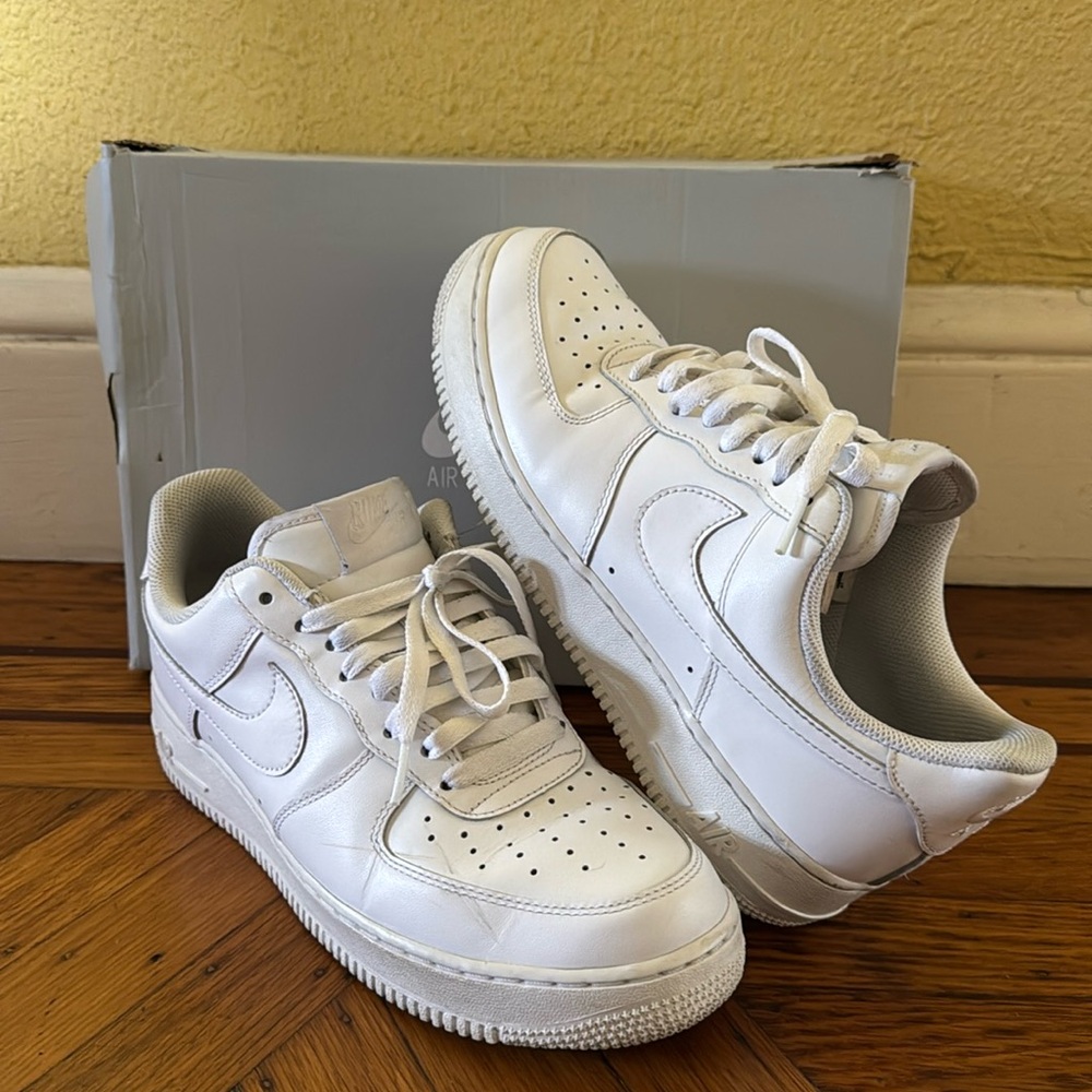 White Nike Air Force 1